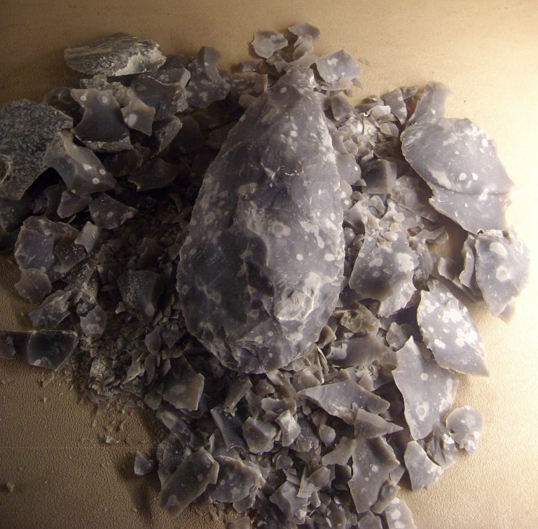 Mandelförmiger Faustkeil zusammen mit den bei der Herstellung